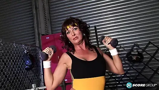 Hintli kadının büyük memeli egzersizi