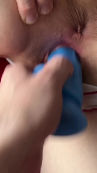 Эпический момент из "Моя жена играет с синим дилдо, пока я не проскальзываю внутрь нее - домашнее видео от первого лица с настоящим удовольствием обменом"