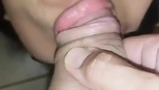 Kölem örümcek adamı taklit etti ve süt gırtlağına kadar baş aşağı durdu