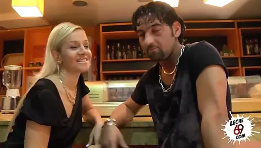 İspanyol çift halka açık kafede