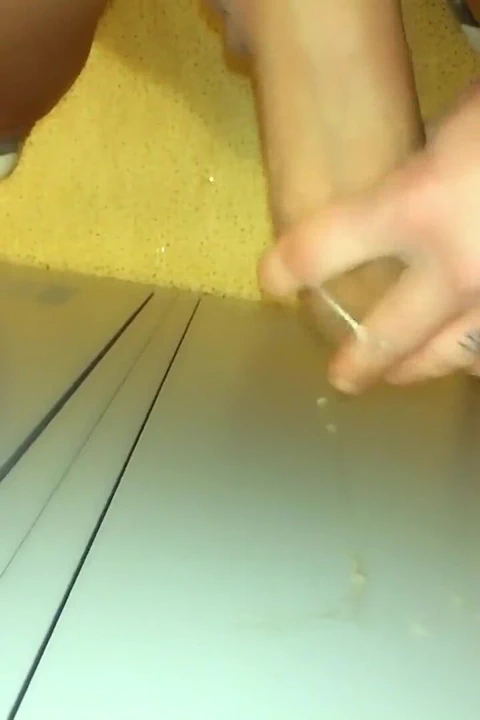 Seksi heteroseksüel iş arkadaşım soyunma odasındaki dolabına boşaltıyor