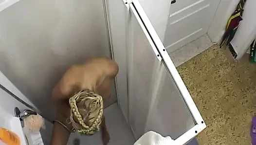 İki sarışın ıslak duşa dokunuyor ve vücut oyunu yapıyor