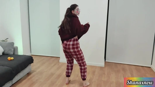 Shana en seksi palyaço striptiz yapıyor