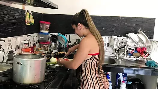 Mutfakta sebzelerle ısınıyorum ve sonunda mastürbasyon yapıyorum