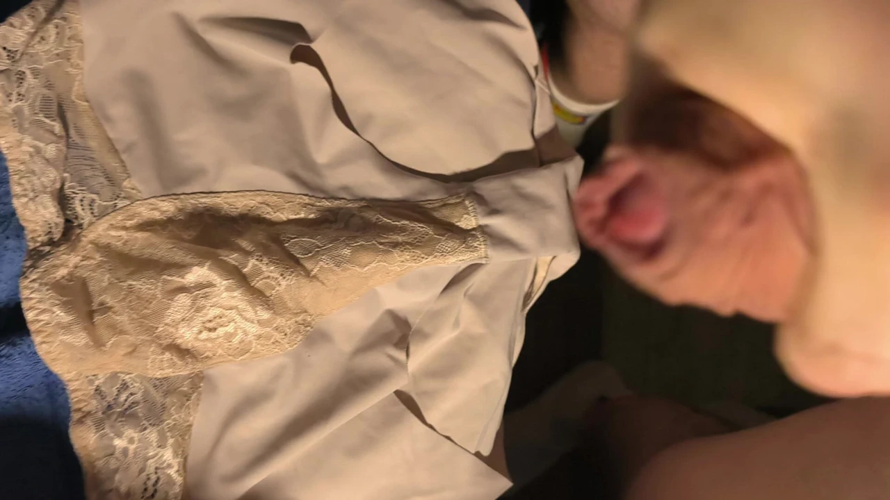 Baba külot üzerinde mastürbasyon yapıyor