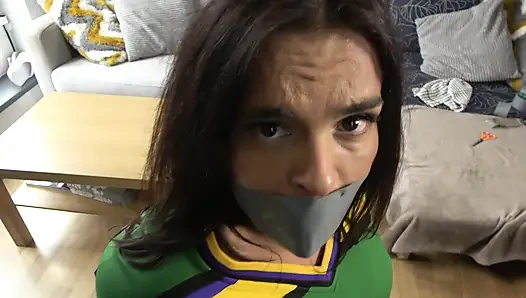Latina in: Hockey-Teammitglied auf einen Stuhl gefesselt und mit Klebeband geknebelt! (4k)