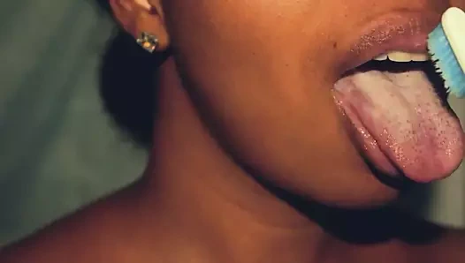 Şehvetli abanoz diş fırçası ve seksi ağzıyla oynuyor