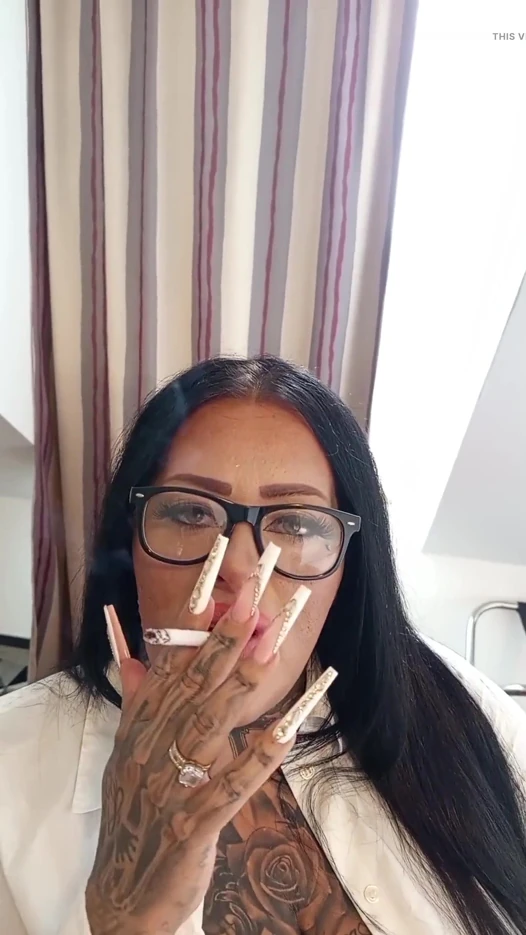 Sigara içiyor ve üfle!! Tanrıçanıza suyunu ver!!