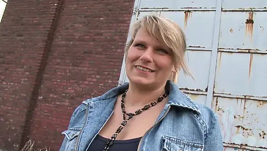 İri göğüslü Alman sarışın yapay penisle kendini sikiyor