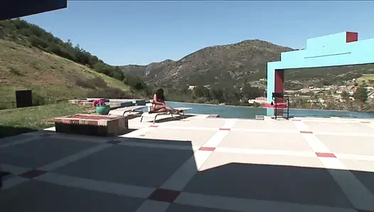 Güzel zenci büyük zenci yarağı üzerinde büyük götünü sektiriyor