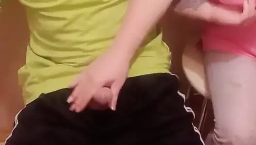 Bir kadın yarağımı sıvazlıyor yakın çekim