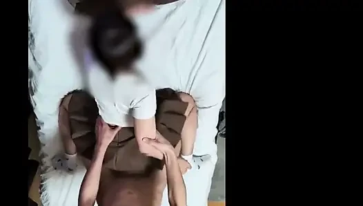 Alyans kapalı, arkasından derin yoğun seks. Kocasına ihanet ediyor, sert orgazm oluyor! 2.
