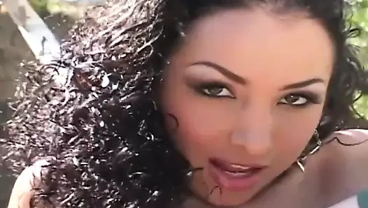 Monique dölünü yutmadan önce açık havada parkta tanıştığı bir adamla sikişiyor