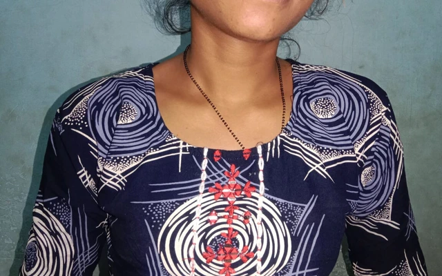 Güzel ev hanımı kocasının penisini emiyor ve meme uçlarını yalıyor