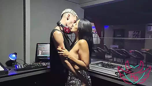Yaramaz orta yaşlı seksi kadın yepyeni dj'e ateşli verdi