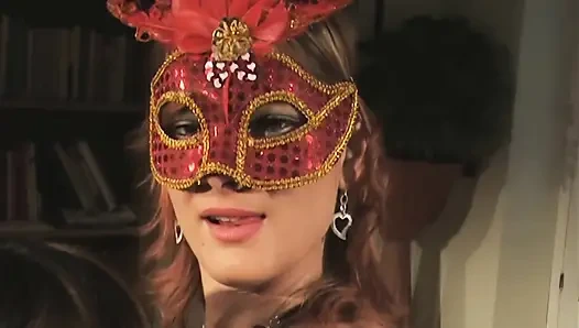 İç çamaşırlı üç lezbiyen birbirlerini yalıyor ve sonra azgın sikiliyor