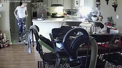 Evin etrafında adım anne ve kızı