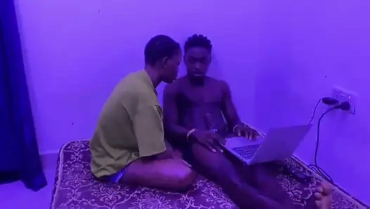 En Iyi Arkadaşımla Oynamaktan Beni Sert Sikiyor