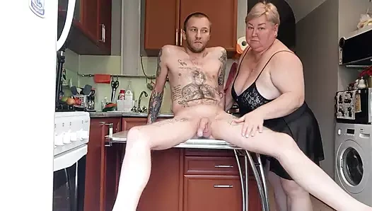 Mutfak masasına oturuyorum ve kayınvalidem yarağıma mastürbasyon yapıyor