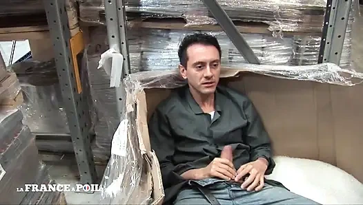 Seksi kısa saçlı kızıl saçlı anal çalışanları tarafından sikiliyor