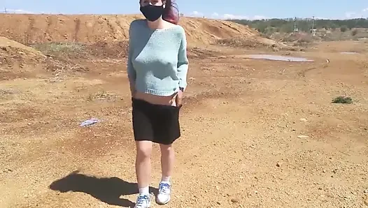 Rüzgarlı bir günde kız soyunuyor