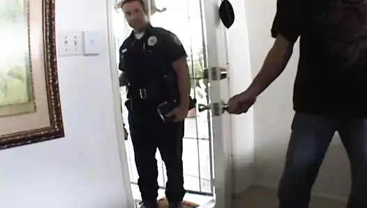 Annie: "Arkadaşlar için polislere sahip olmanın bedeli var"