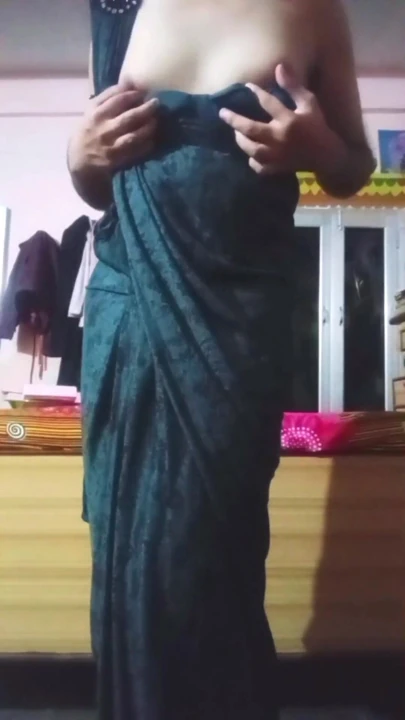 Hintli eşcinsel travesti alta bastırıyor ve büyük göğüsleriyle siyah sari içinde oynuyor gerçek ev yapımı xxx seks | Klip 1