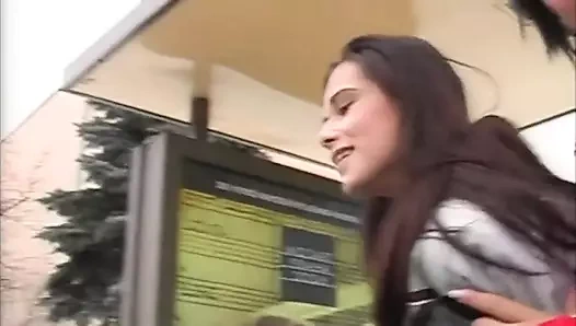 Kızlarla azgın lezbiyenler ambulansta dildolarla kendilerini tatmin ediyor