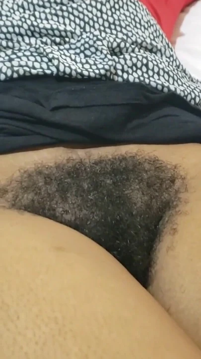 Seksi orta yaşlı seksi kadın koyu kıllı amcığını gösteriyor | Klip 1