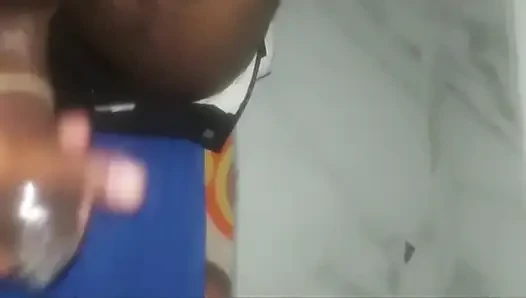Yaramaz kapıcı işte beni siktirdi ve sonunda prezervatif koptu