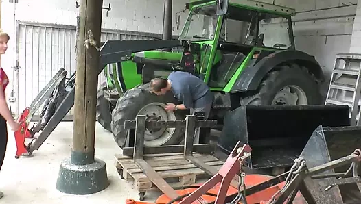 Dövmeli iri güzel kadın yarak emiyor ve amını açık havada siktiriyor