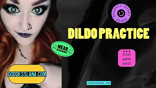 Kamp kadın kılıklı boi dildo pratiği sunuyor