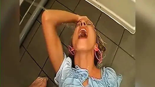 Sarışın sürtük aşırı bukkake'de sidik ve döl içiyor