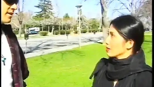 Esmer Asyalı fahişe kanepede bir adam tarafından iyi sikiliyor