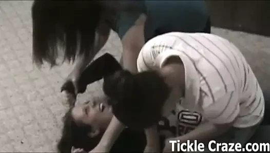 Kız kıza gıdıklama maçı yapacağız