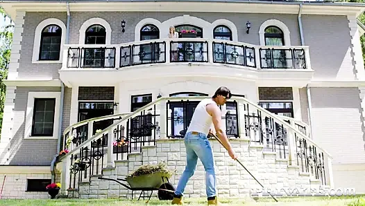 Anny Aurora 18 yaşına yeni girdi ve bunu kutlamaya bakıyor