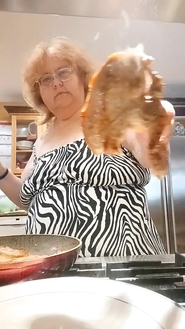 Akşam yemeği için domuz pirsingi pişiriyorum ve pişirirken teşhir ediyorum