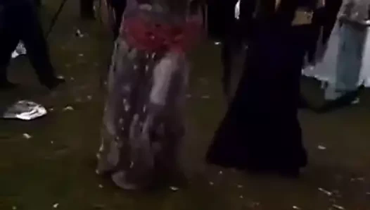 Güzel Kürt kıyafetleri içinde dans eden güzel Kürt kadınları