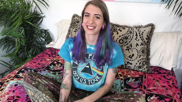 Sevimli kıllı sarışın bize inanılmaz kıllı çalısını gösteriyor