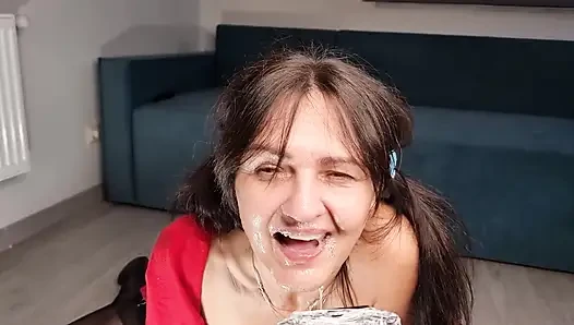 Kırmızı giysili sapkın olgun kadın