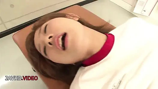 Vahşi Japon genç kız tutkulu solo orgazmda oyuncaklarla amını okşuyor