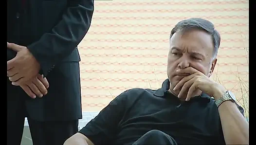 Camorrista iki korumanın karısını sikmesine izin veriyor