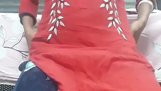 Hintli evli kadın yapay penisle sikişiyor