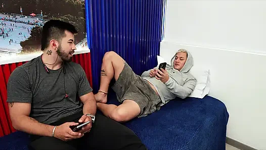 Üvey oğlumun azgın arkadaşı mastürbasyon yaparken yakalanıyor ve ona yardım ediyorum