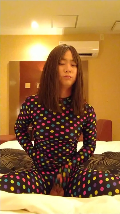 Japon crossdresser'lar renkli morphsuit giyerek mastürbasyon yapıyor | Klip 1