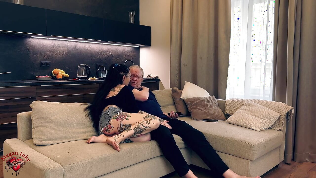 Megan Inky yaşlı bir adamla evinde kanepede sikişiyor