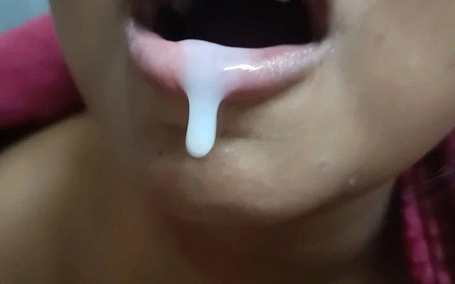 Büyük memeli yenge güzel sakso çekiyor ve tüm döllerini ağzına alıyor