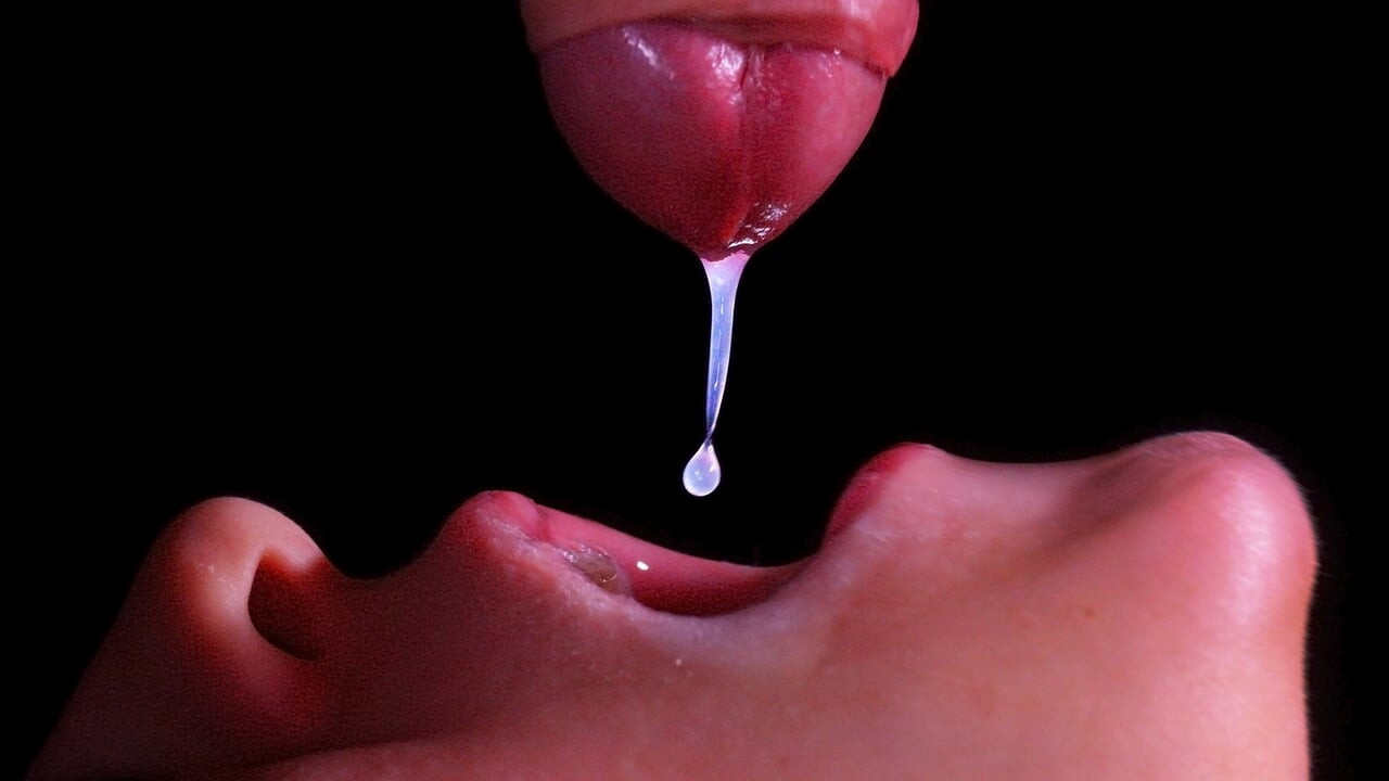 Yakın çekim: sikin için en iyi sağım ağzı! Yarak emiyor asmr, dil ve dudak oral seks çifte boşalma -xsanyany