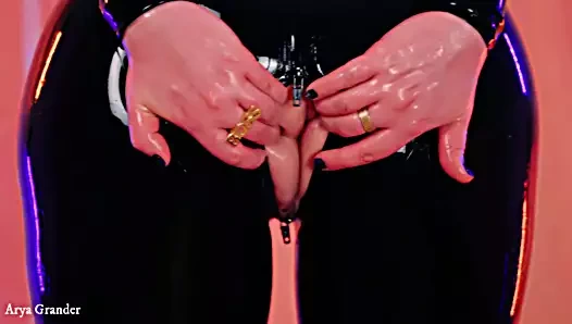 Seksi milf ile büyük doğal vücut alay içinde lateks catsuit