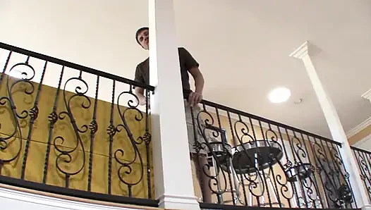 Çok güzel dövmeli genç kız sikini sikiyor